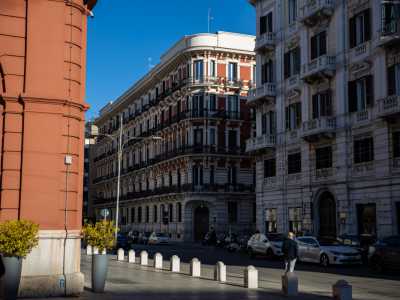 Il rosso richiama infatti volutamente lo stesso cromatismo del politeama inaugurato un ventennio prima...
